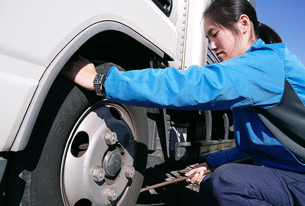 やっぱり最初は大きなトラックの運転が怖かった…